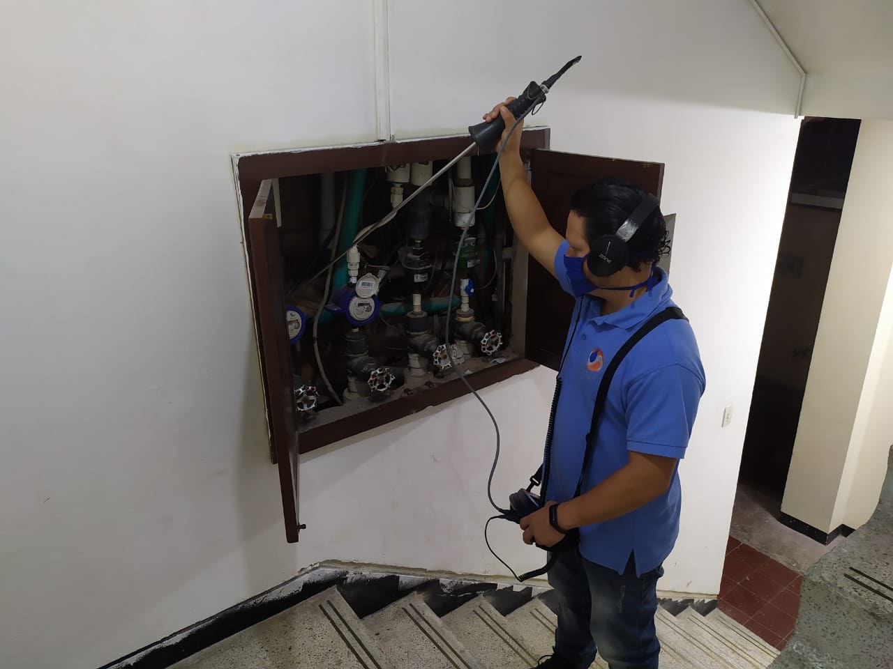 Agua XXI inspeccionando red de acueducto con geófono en Pereira